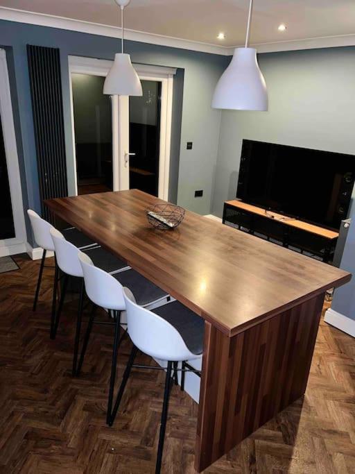 View Large 5br Town House Parking Holiday home Manchester