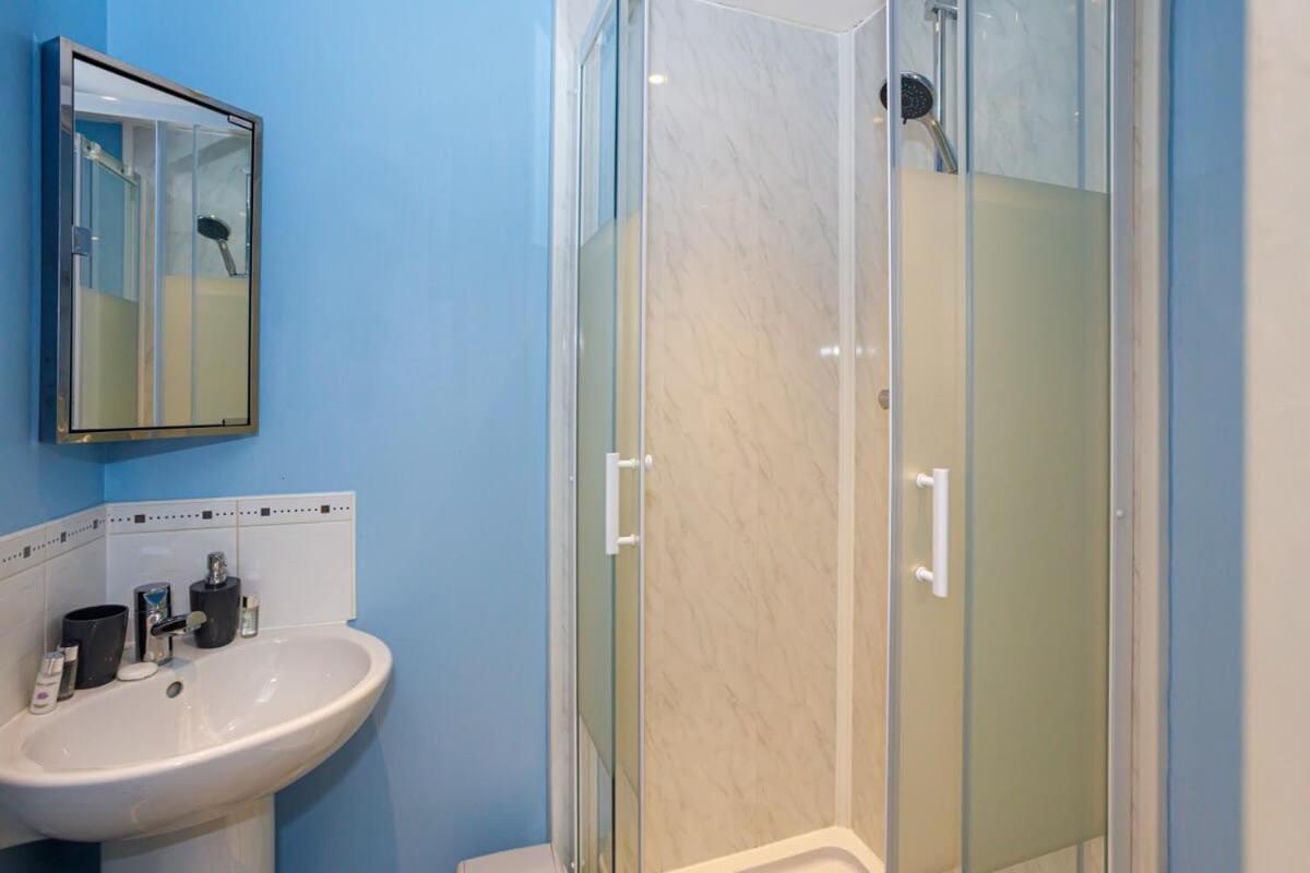 Lovely 2 Bed 2 Bathroom Apartment *