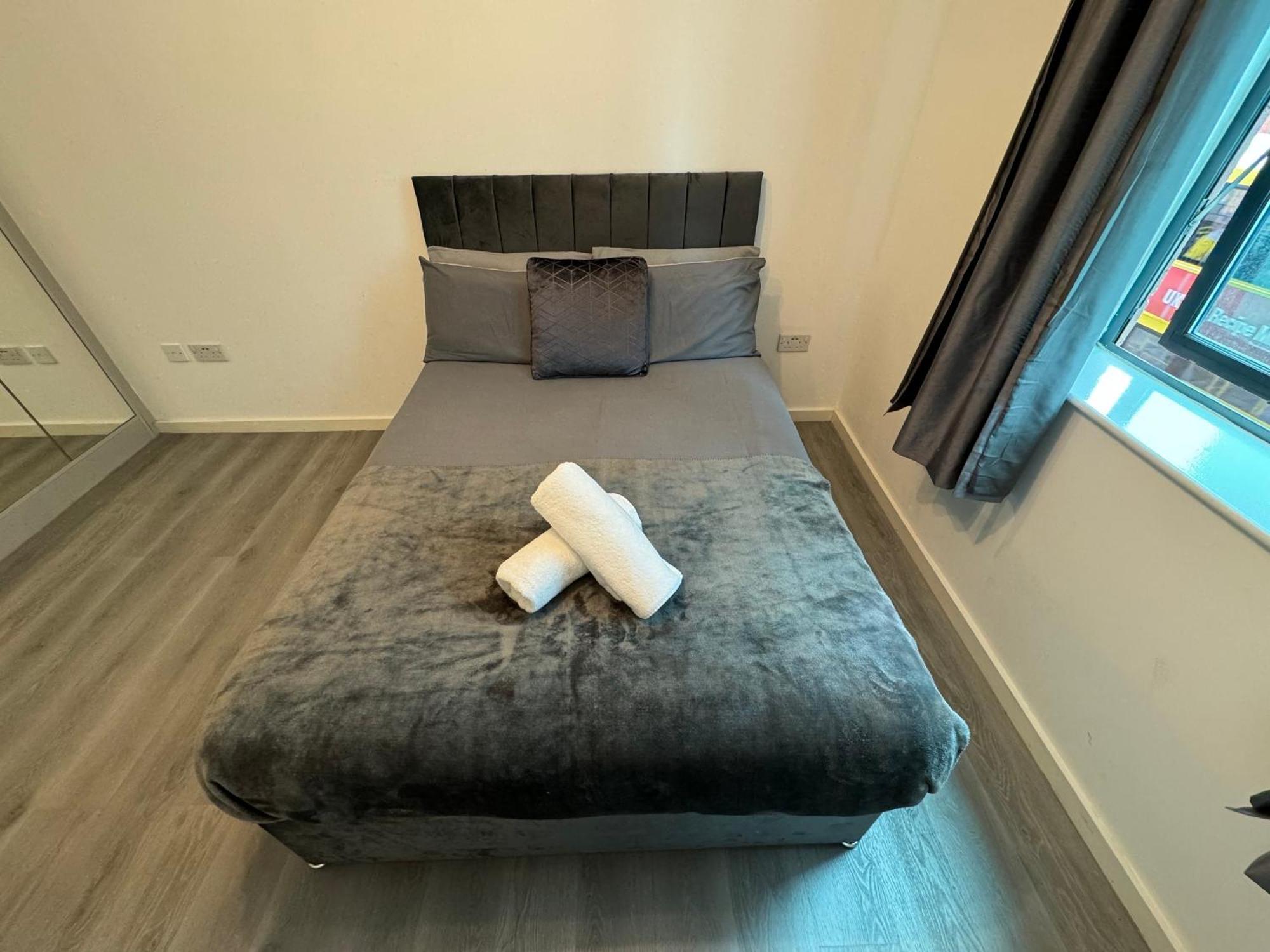 Modern Smart 2 Bedroom Apartment *