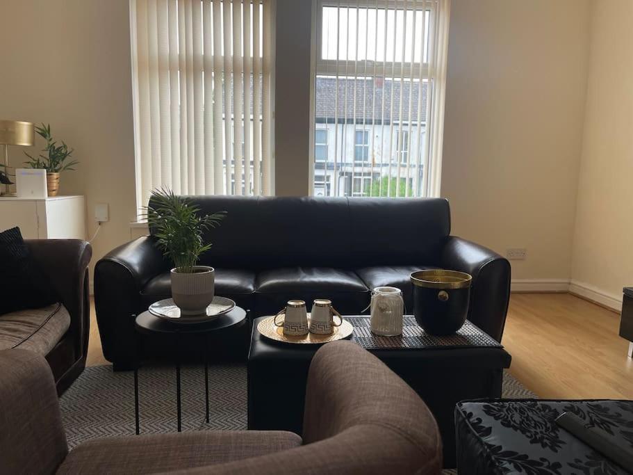 Apartment Stylish Large 3 Bedroom In