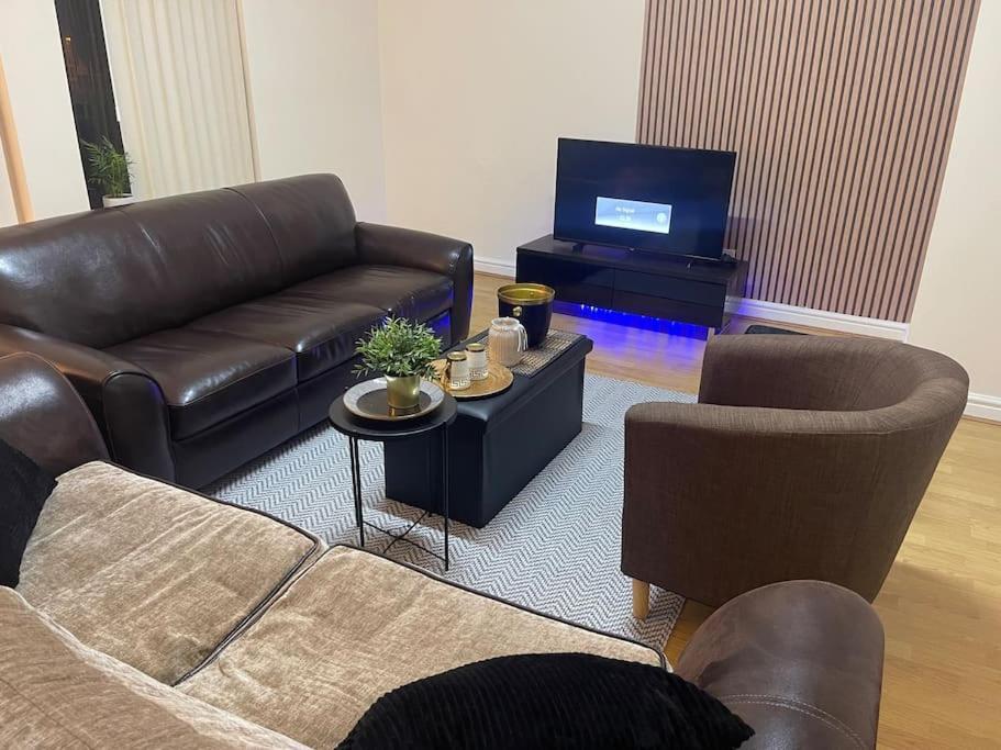 Stylish Large 3 Bedroom In *
