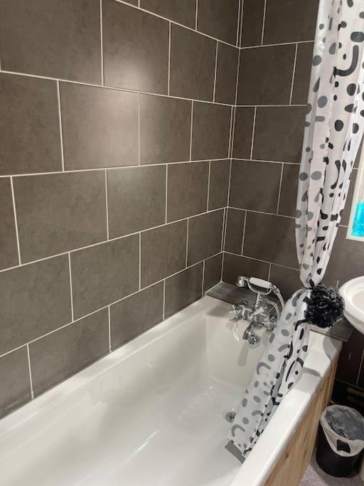Apartment Stylish Large 3 Bedroom In *