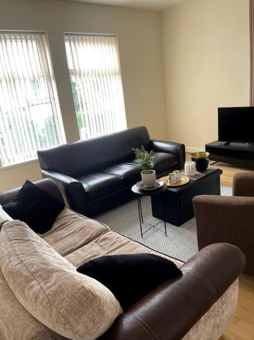 Stylish Large 3 Bedroom In Apartment