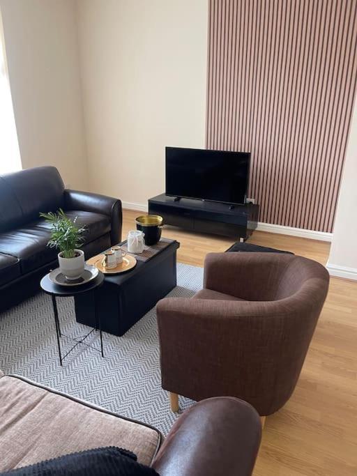 Stylish Large 3 Bedroom In Apartment Manchester