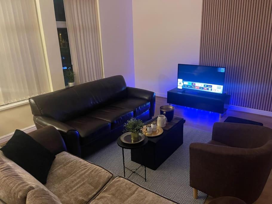 Stylish Large 3 Bedroom In Apartment *
