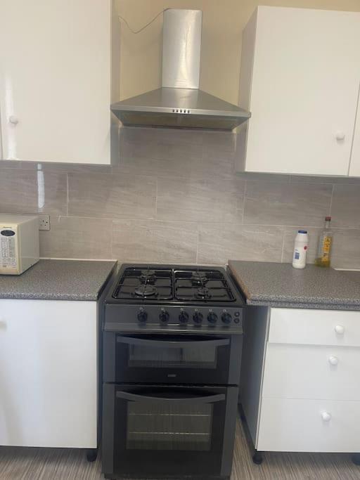 Stylish Large 3 Bedroom In Apartment *
