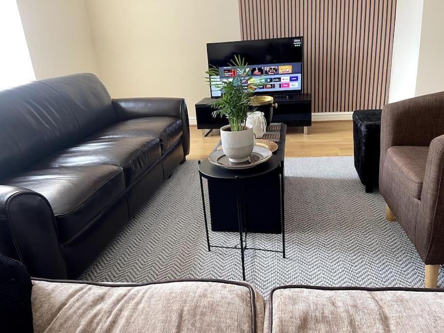Apartment Stylish Large 3 Bedroom In *