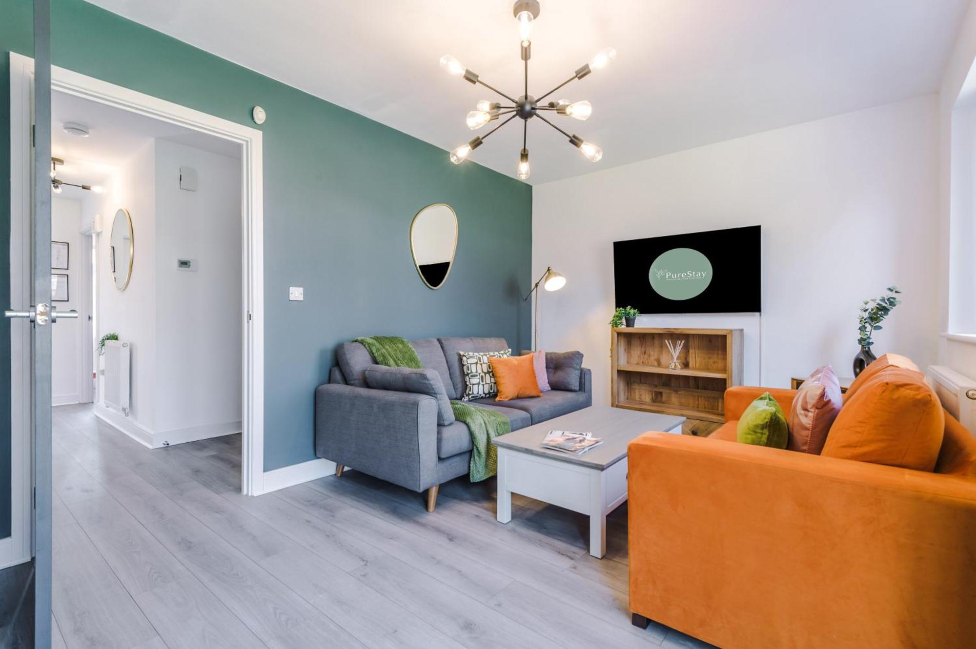 Designer House: Stadium-adjacent Villa Manchester
