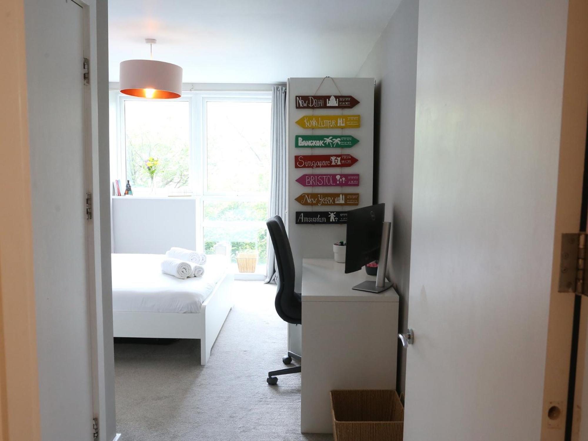 Pass The Keys Stylish Flat With Parking Close To Coop Arena Apartment Manchester
