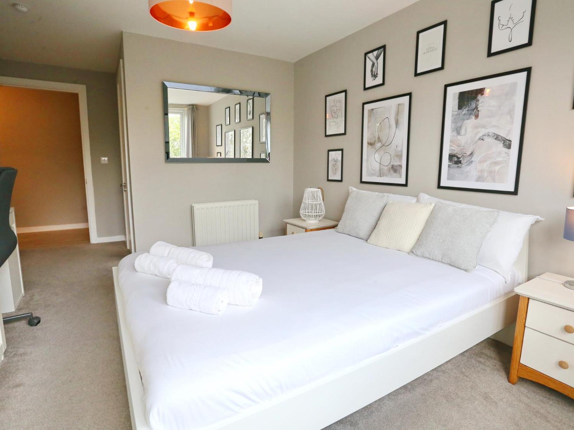 Pass The Keys Stylish Flat With Parking Close To Coop Arena Apartment