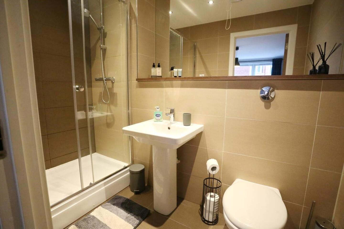 Apartment Stunning Flat Mins From Shops Centre Pass The Keys