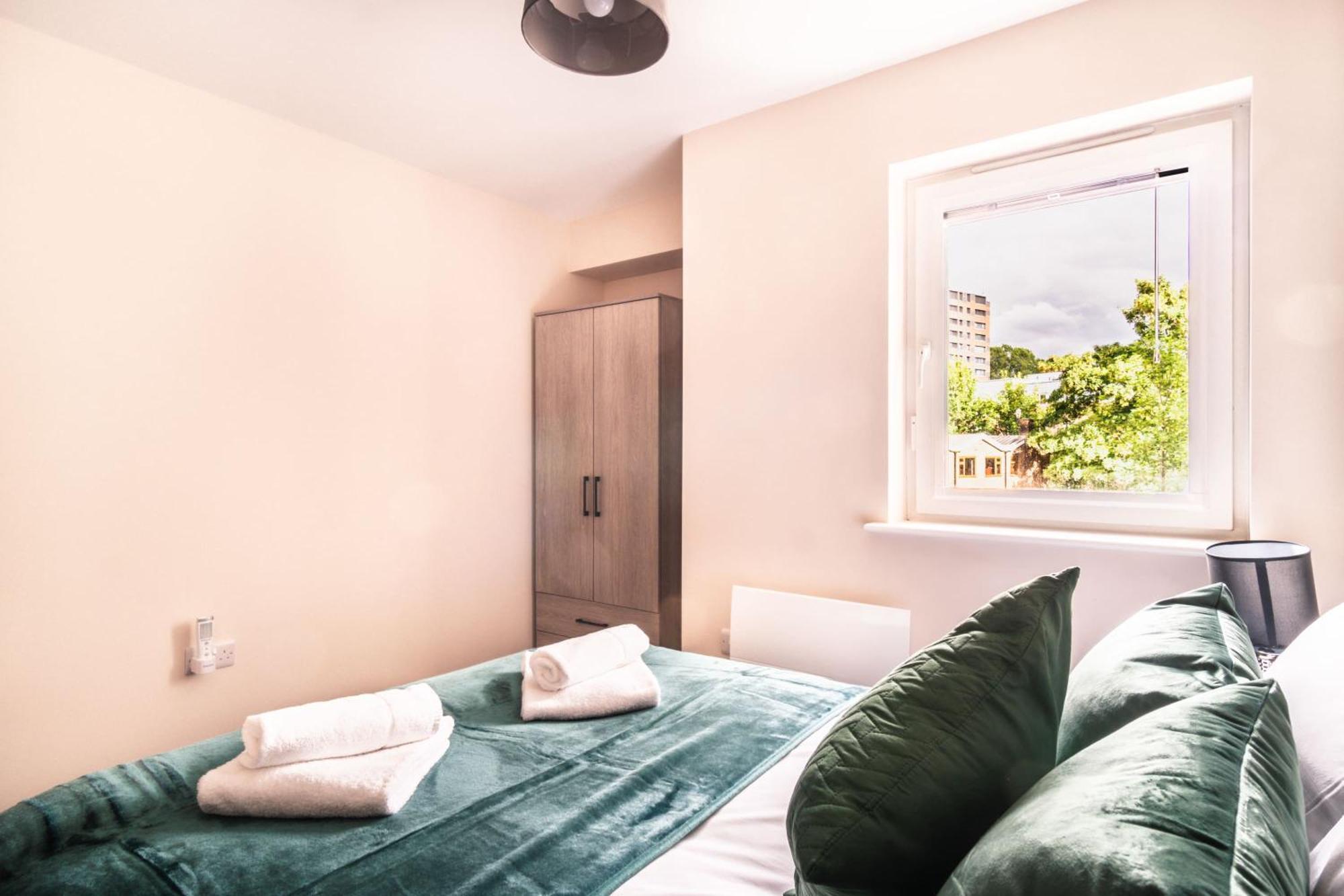Lovely 2 Bedroom *