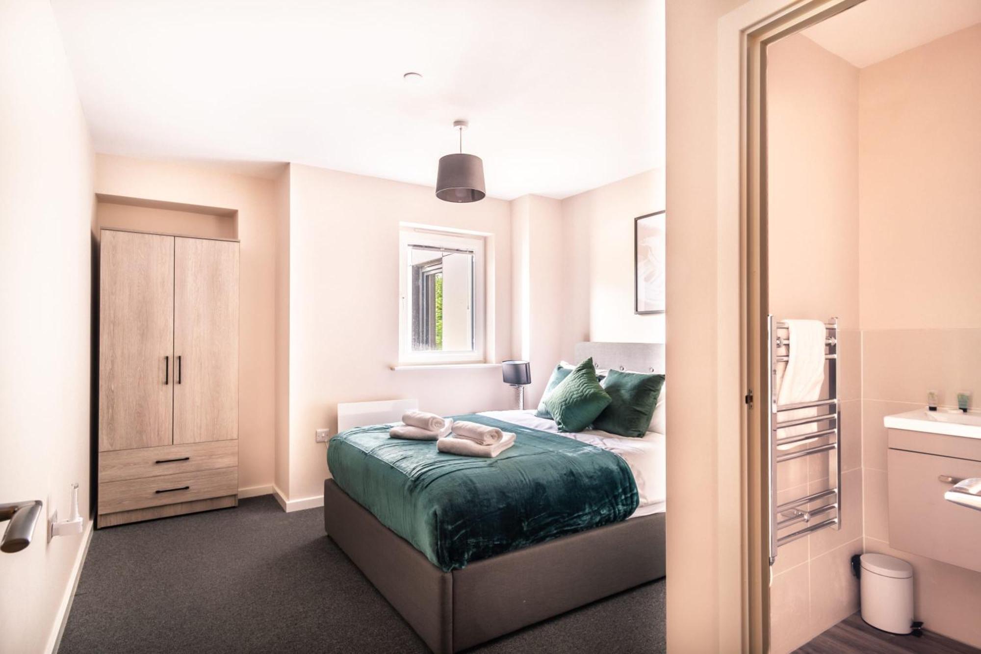Lovely 2 Bedroom Apartment *