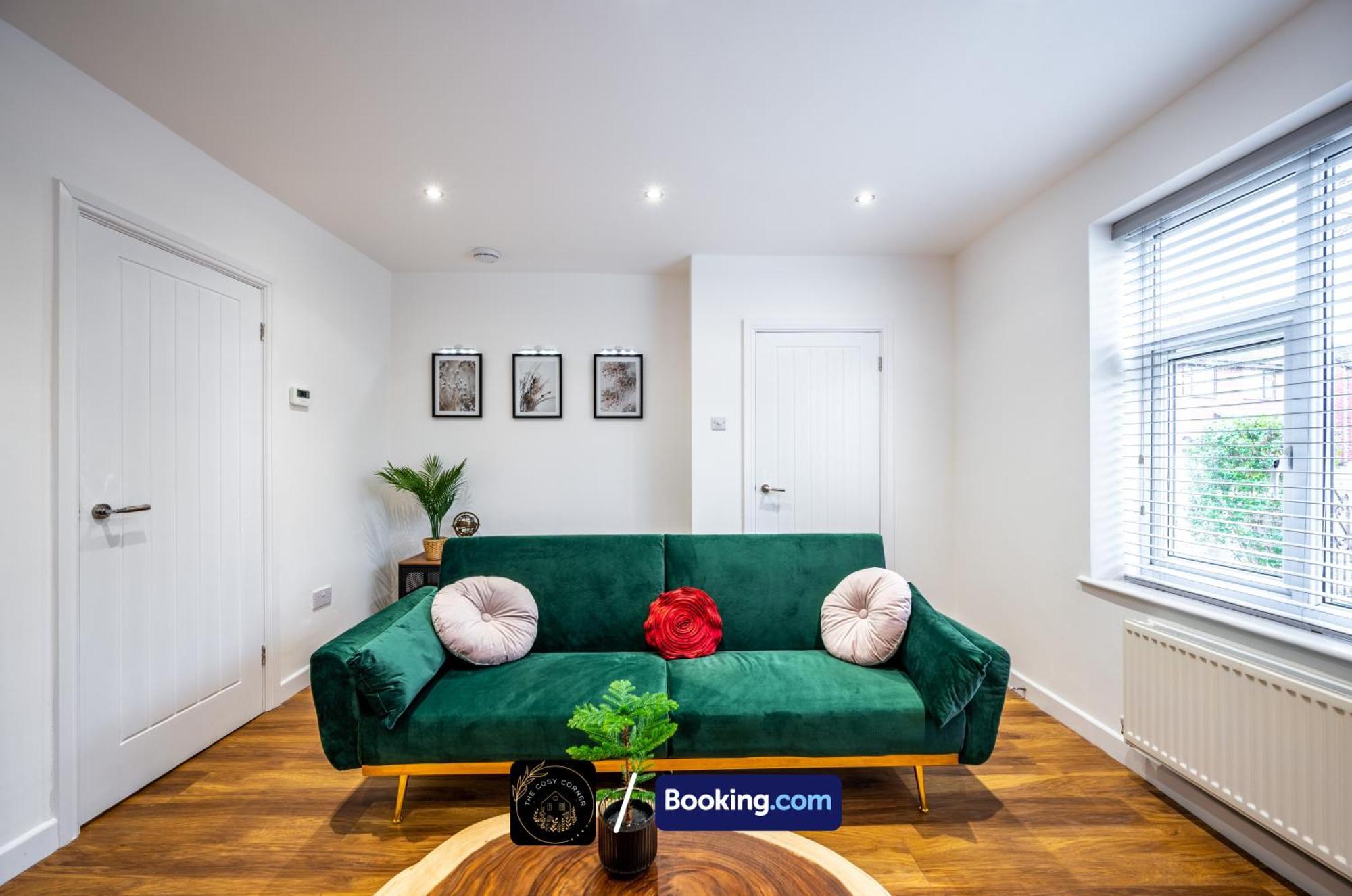 Cosy Corner: 3-bedroom House With Garden And Free Parking