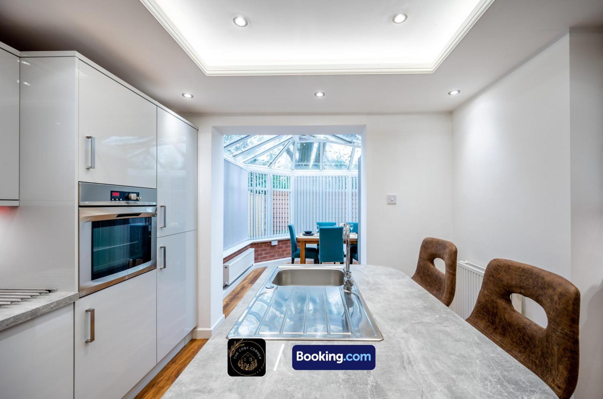 Cosy Corner: 3-bedroom House With Garden And Free Parking