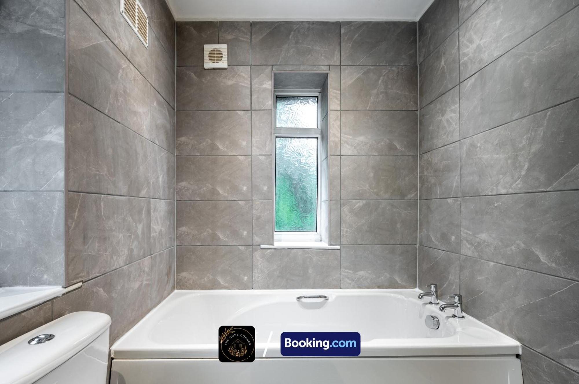 Cosy Corner: 3-bedroom House With Garden And Free Parking Apartment Manchester