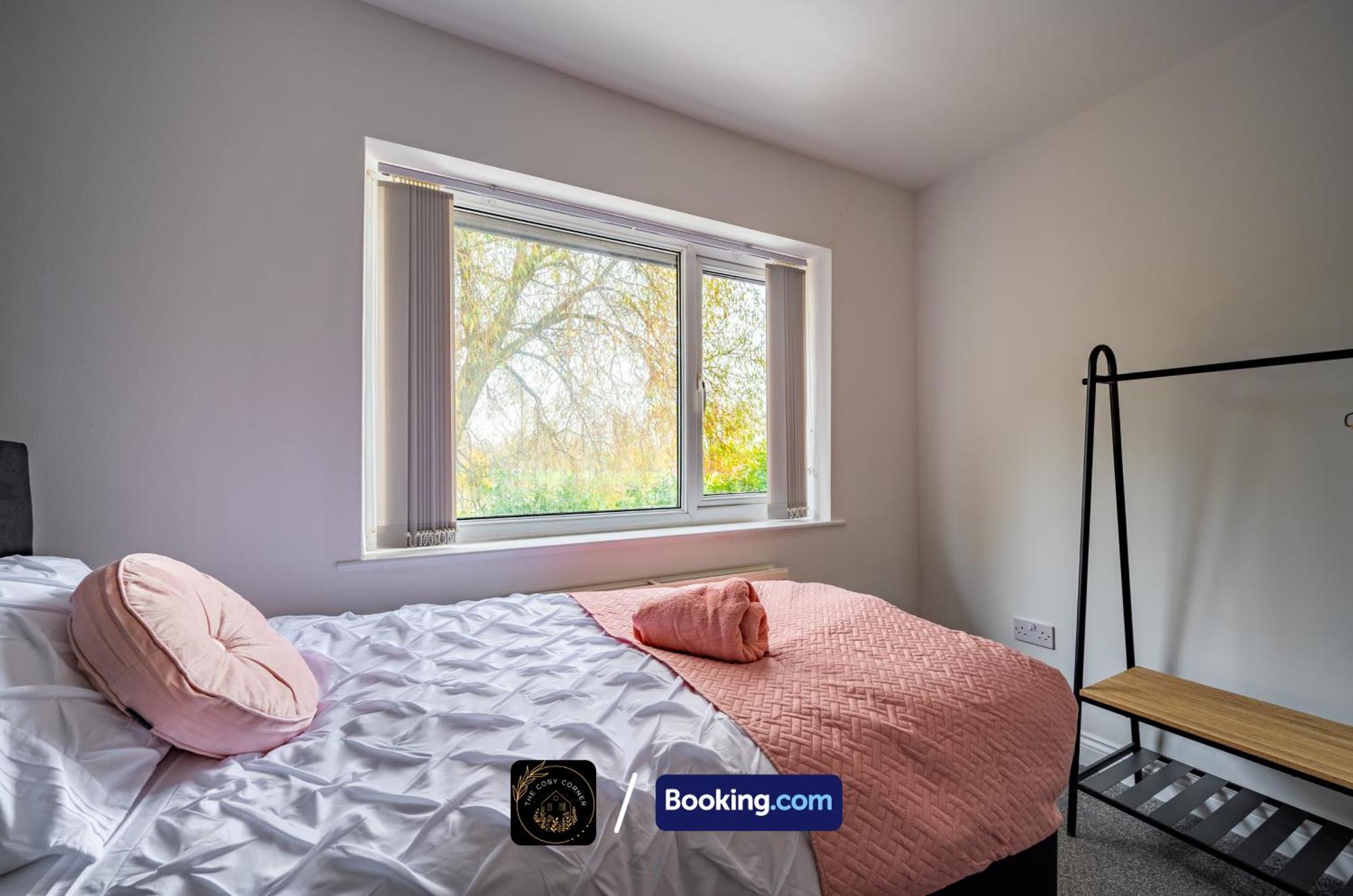 Cosy Corner: 3-bedroom House With Garden And Free Parking