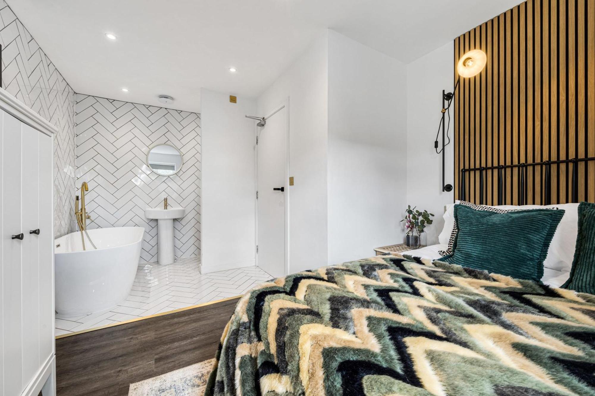 Quayside Escape- Tranquil Double In Shared With Private Free Standing Bath And Free Parking Holiday home Manchester