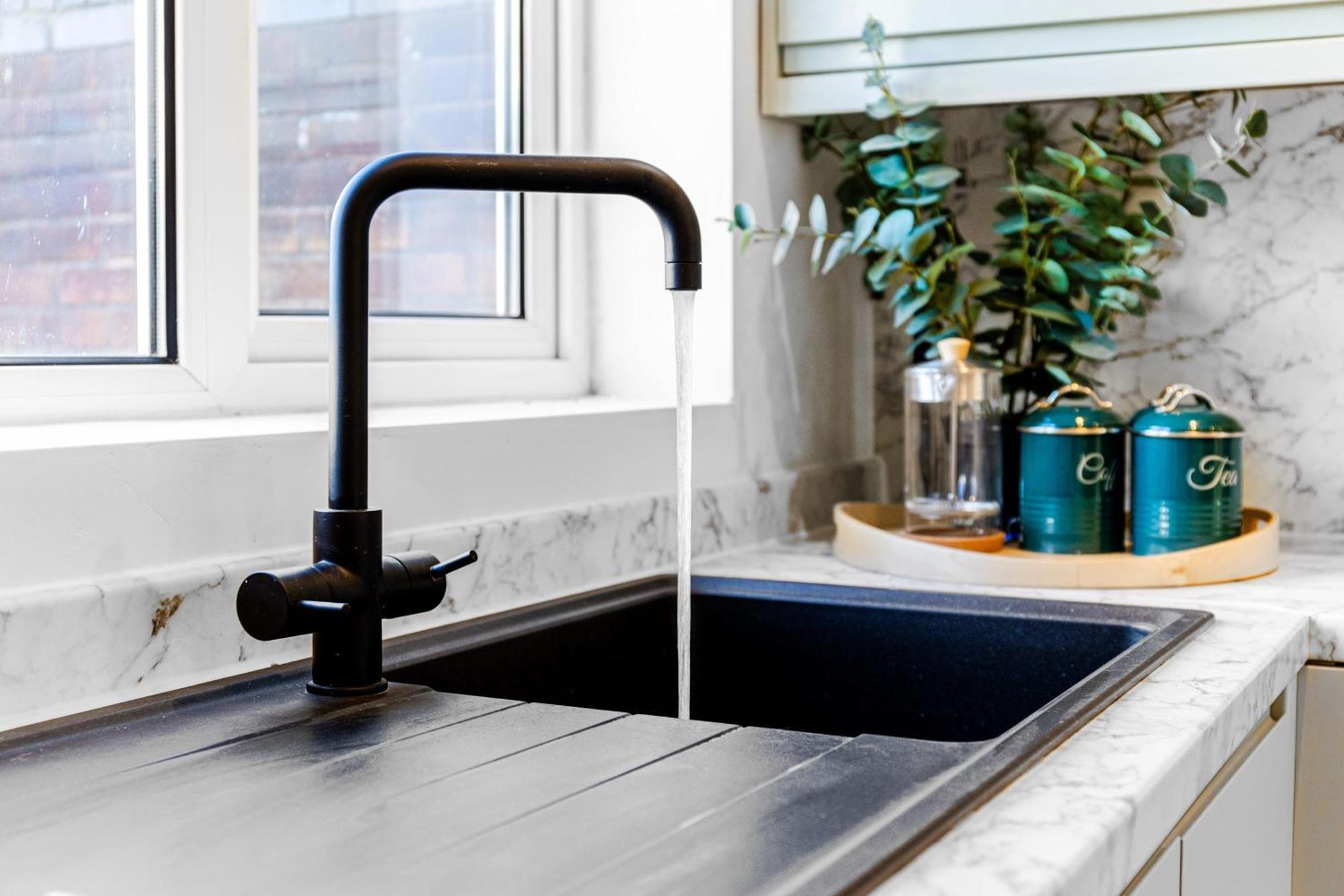 Quayside Escape-ensuite Tranquil Within An Intimate Shared With Free Parking Holiday home *