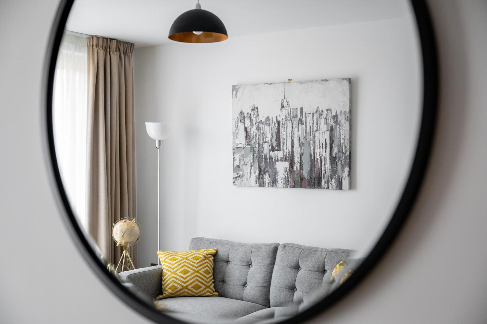 Elegant Two-bedroom Apartment *