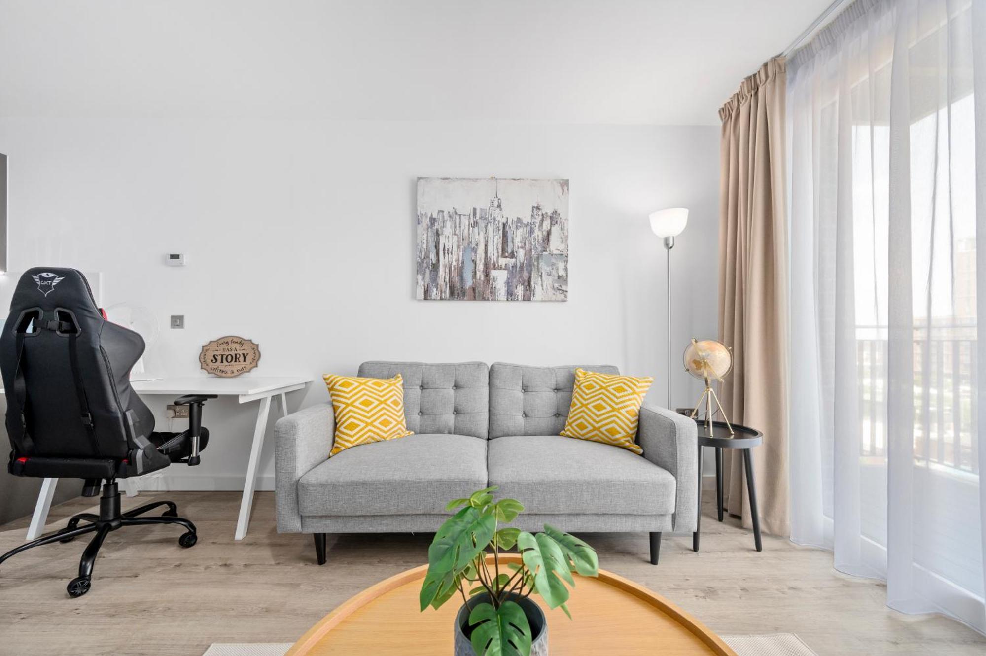 Elegant Two-bedroom Apartment *