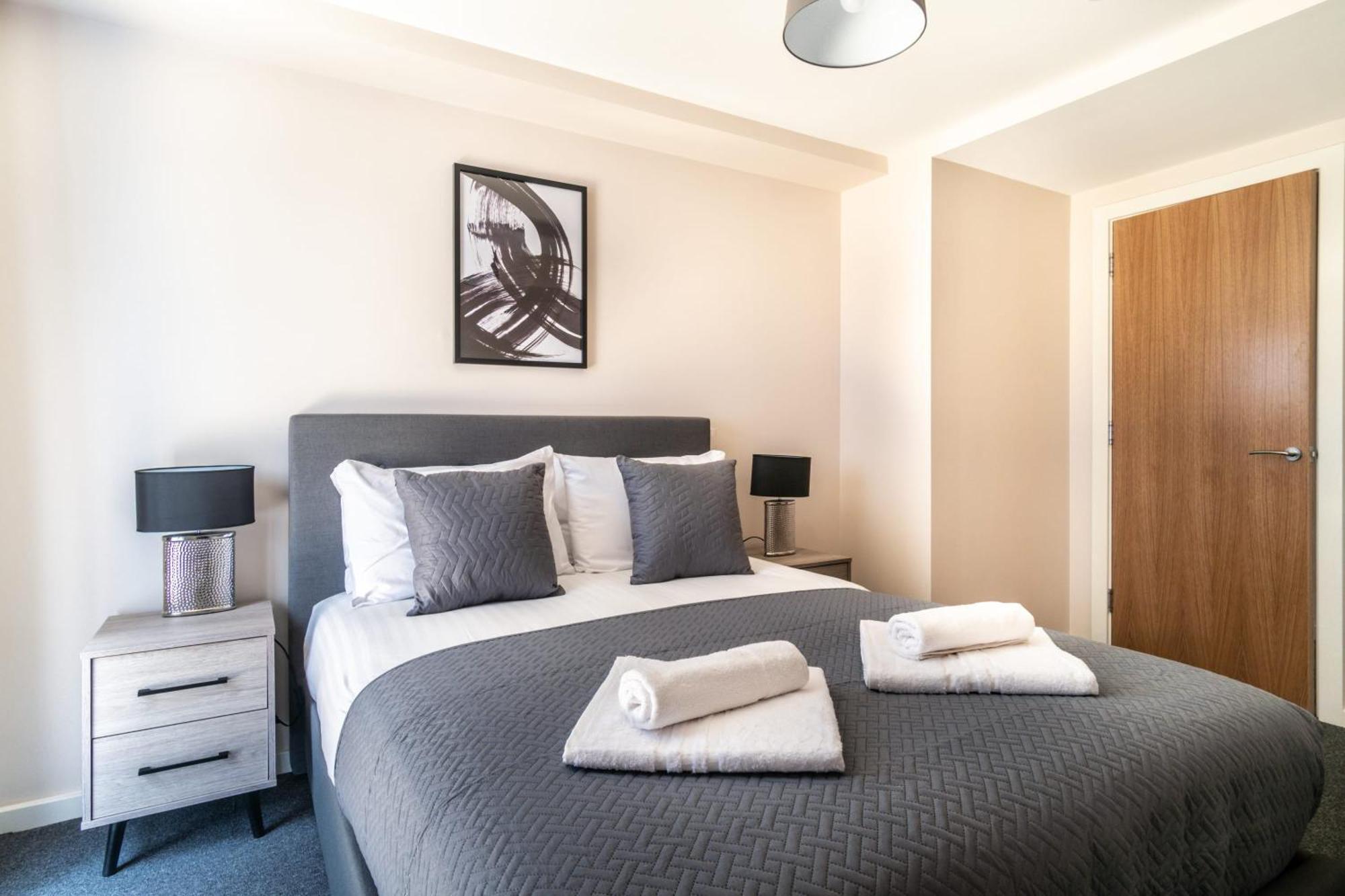 Bright & Stylish 2 Bed In Apartment *