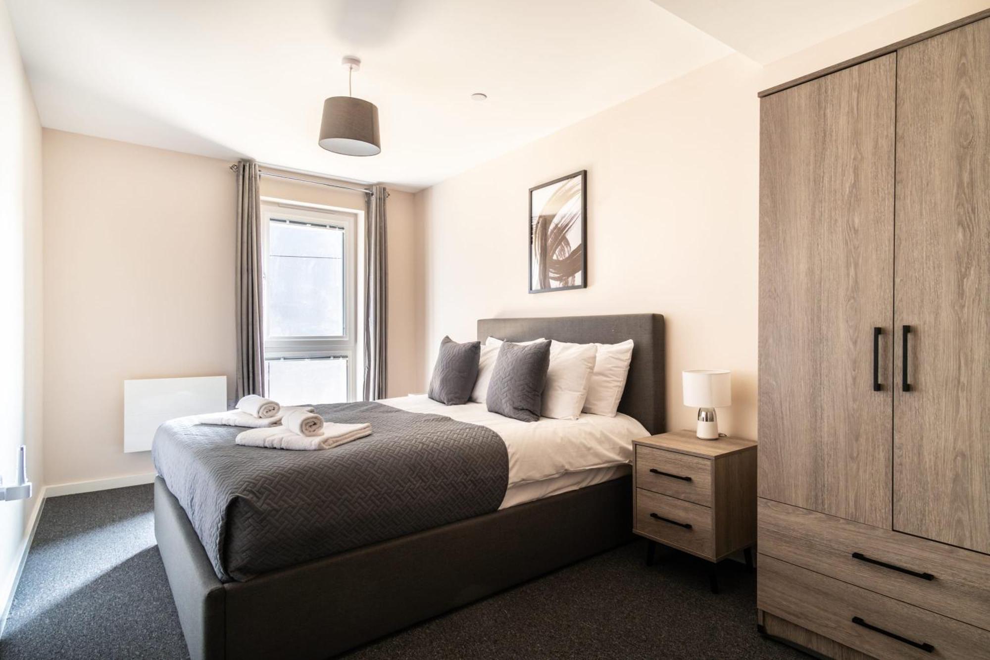 Bright & Stylish 2 Bed In Apartment *
