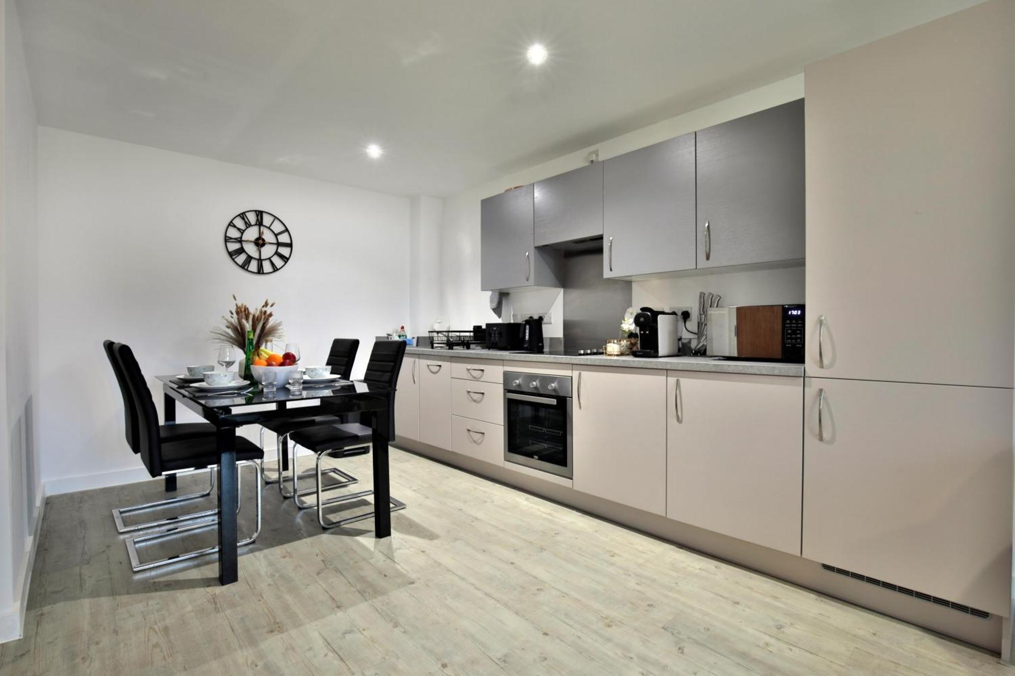 Modern 2 Bed, 2 Bath With Ensuite By Avalora Short Lets & Serviced Salford With Balcony, Near Tram Stop Salford Quays Apartment *