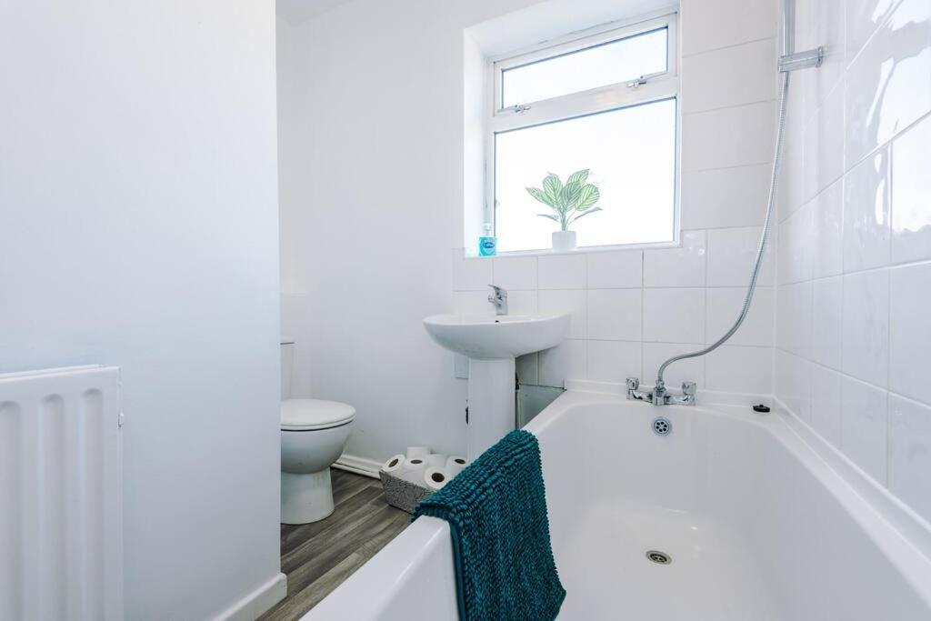 Cosy & Bright 2 Bedroom House *