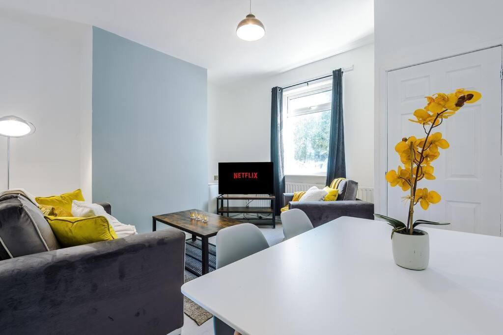 Cosy & Bright 2 Bedroom House *