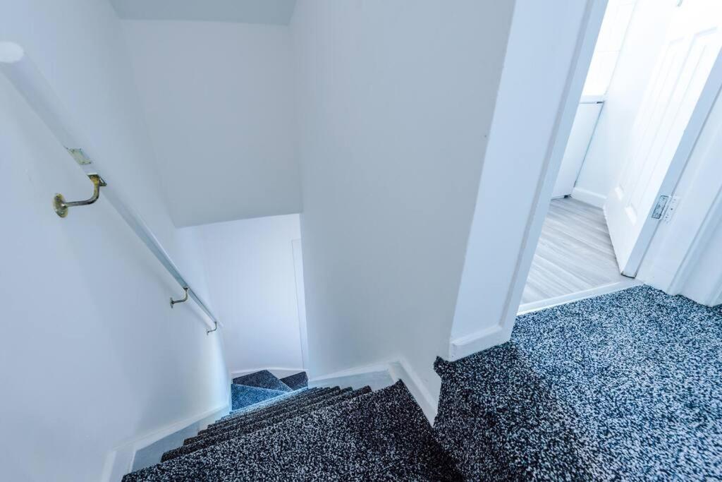 Cosy & Bright 2 Bedroom House Apartment *