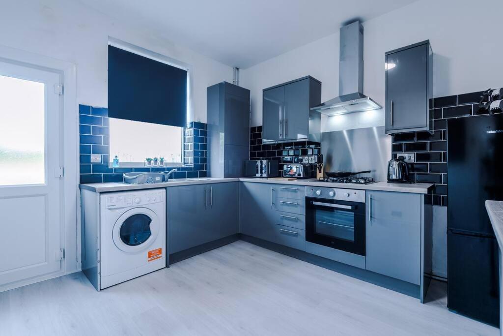 Cosy & Bright 2 Bedroom House *