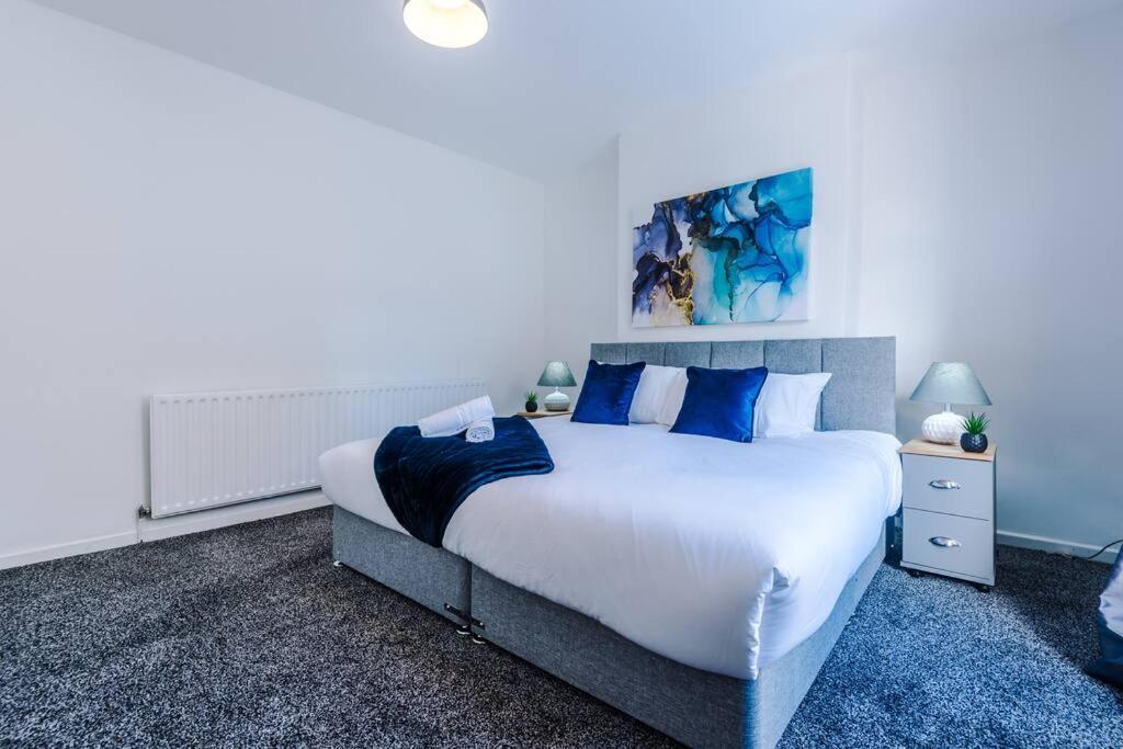 Cosy & Bright 2 Bedroom House Manchester