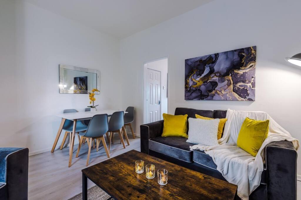 Cosy & Bright 2 Bedroom House Manchester