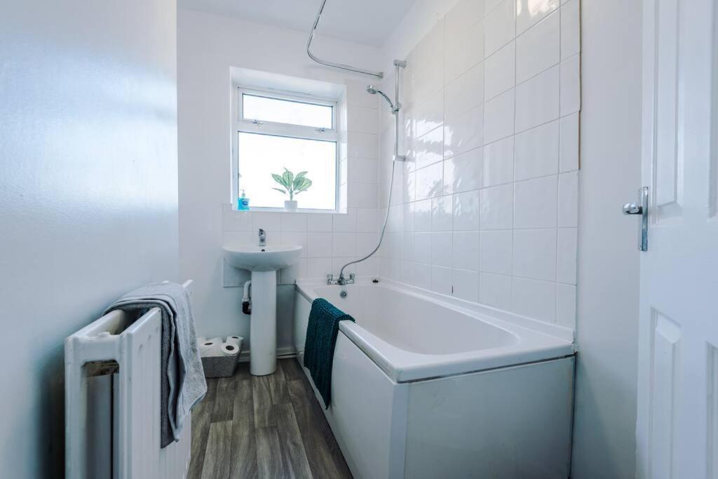 Cosy & Bright 2 Bedroom House *
