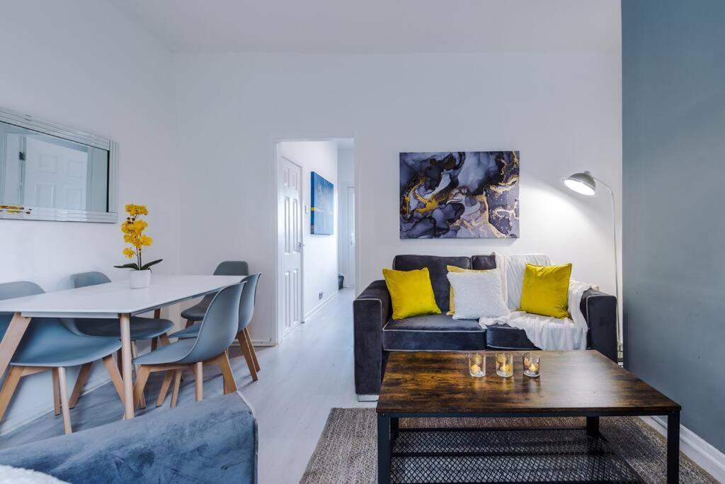 Cosy & Bright 2 Bedroom House Apartment
