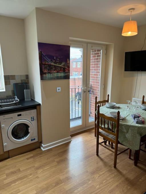 Apartment Modern, Quiet, Sleeps 9, Etihad, Coop Live,