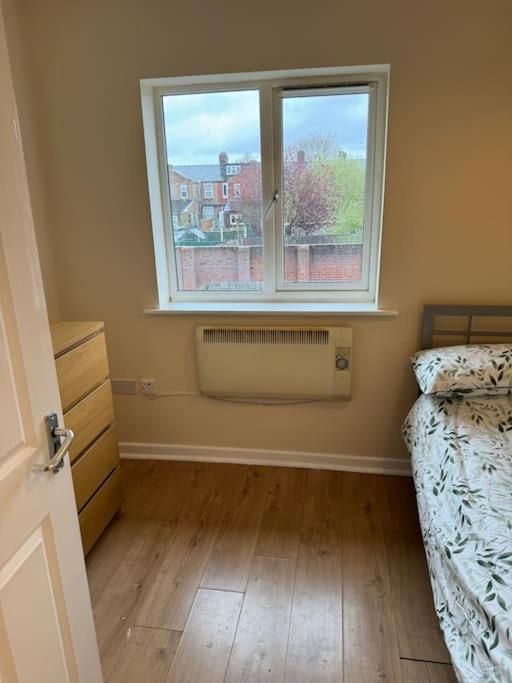 Apartment Modern, Quiet, Sleeps 9, Etihad, Coop Live,