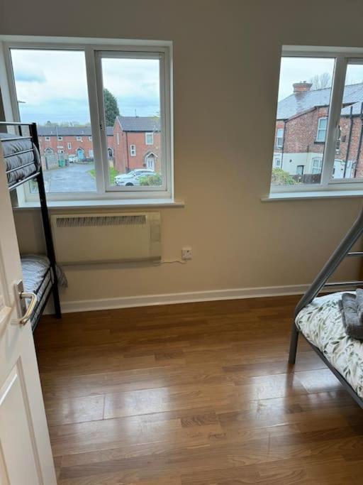 Apartment Modern, Quiet, Sleeps 9, Etihad, Coop Live, Manchester