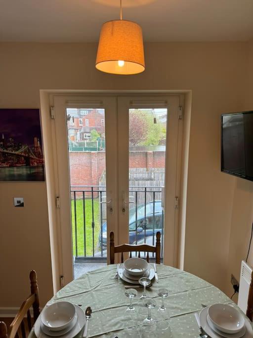 Apartment Modern, Quiet, Sleeps 9, Etihad, Coop Live,