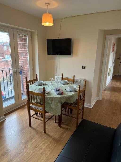 Apartment Modern, Quiet, Sleeps 9, Etihad, Coop Live, *