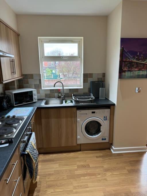 Apartment Modern, Quiet, Sleeps 9, Etihad, Coop Live, Manchester