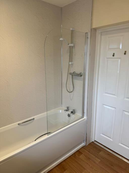 Apartment Modern, Quiet, Sleeps 9, Etihad, Coop Live,