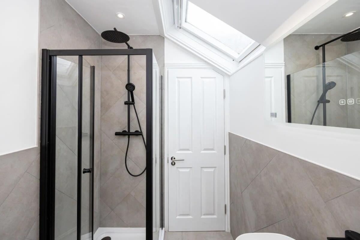 Stunning Luxury Spacious - 5 Bedrooms - Rest & Recharge In Holiday home *