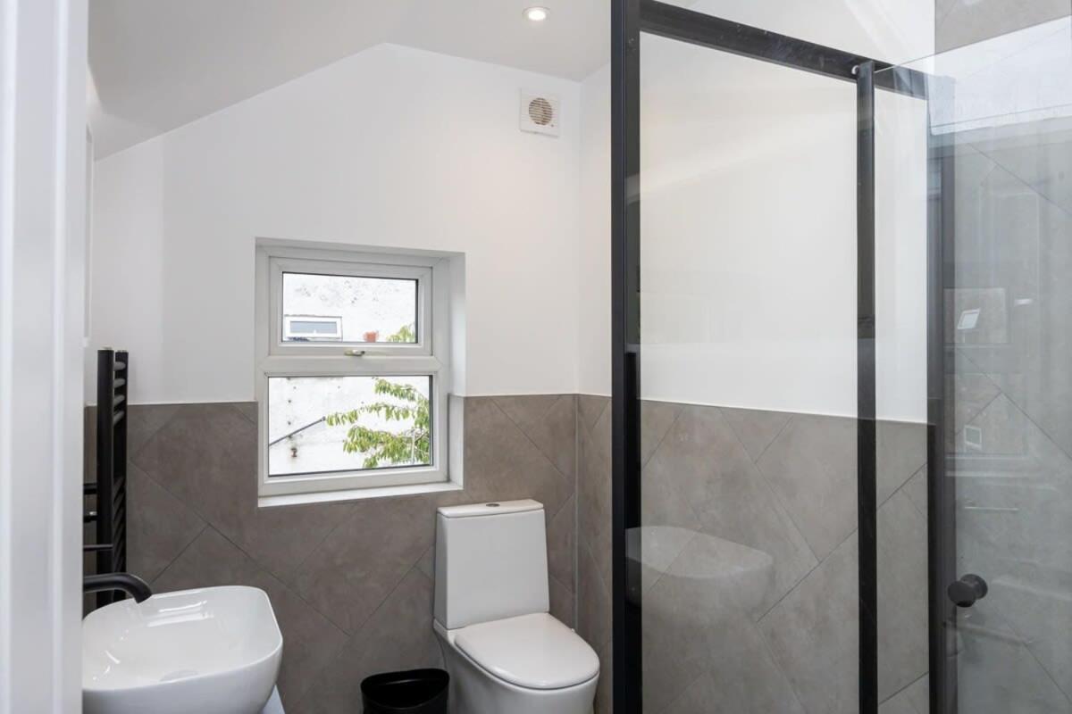 Stunning Luxury Spacious - 5 Bedrooms - Rest & Recharge In Holiday home *
