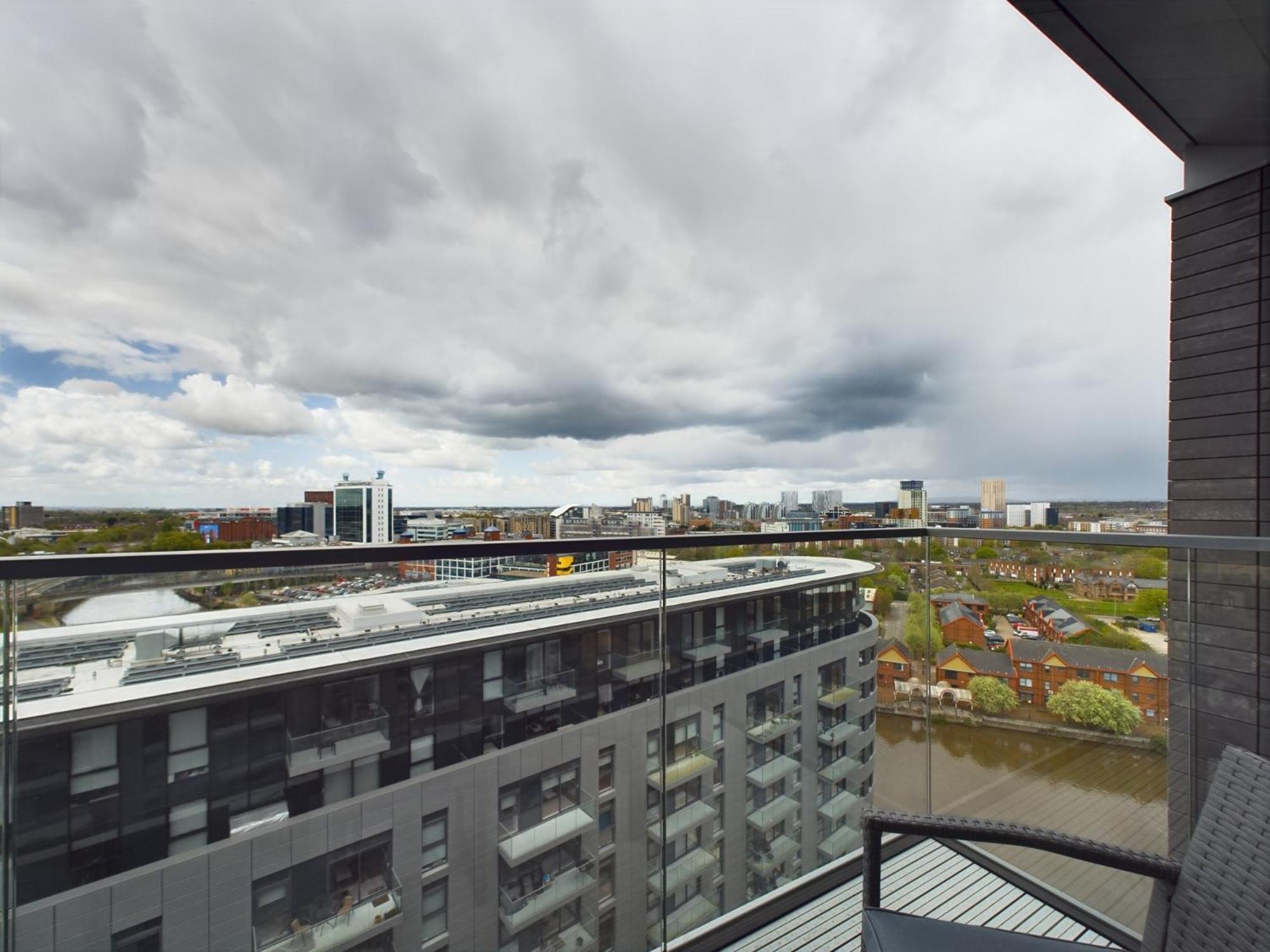 New! 2 Bedroom Flat In Waters By With Us, Perfect For Families, Couples & Groups, Free Private Parking! * Manchester