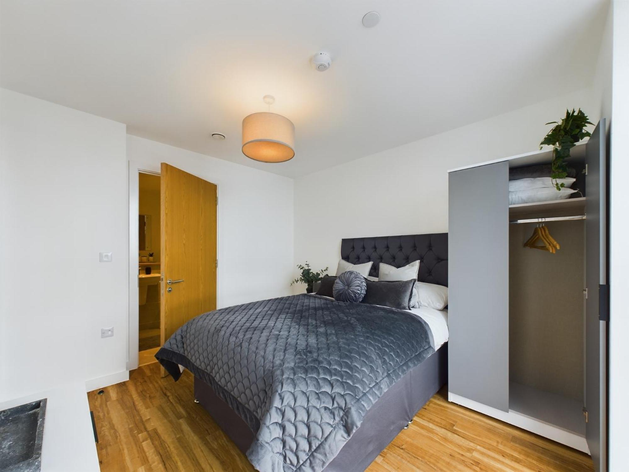 New! 2 Bedroom Flat In Waters By With Us, Perfect For Families, Couples & Groups, Free Private Parking! Apartment *