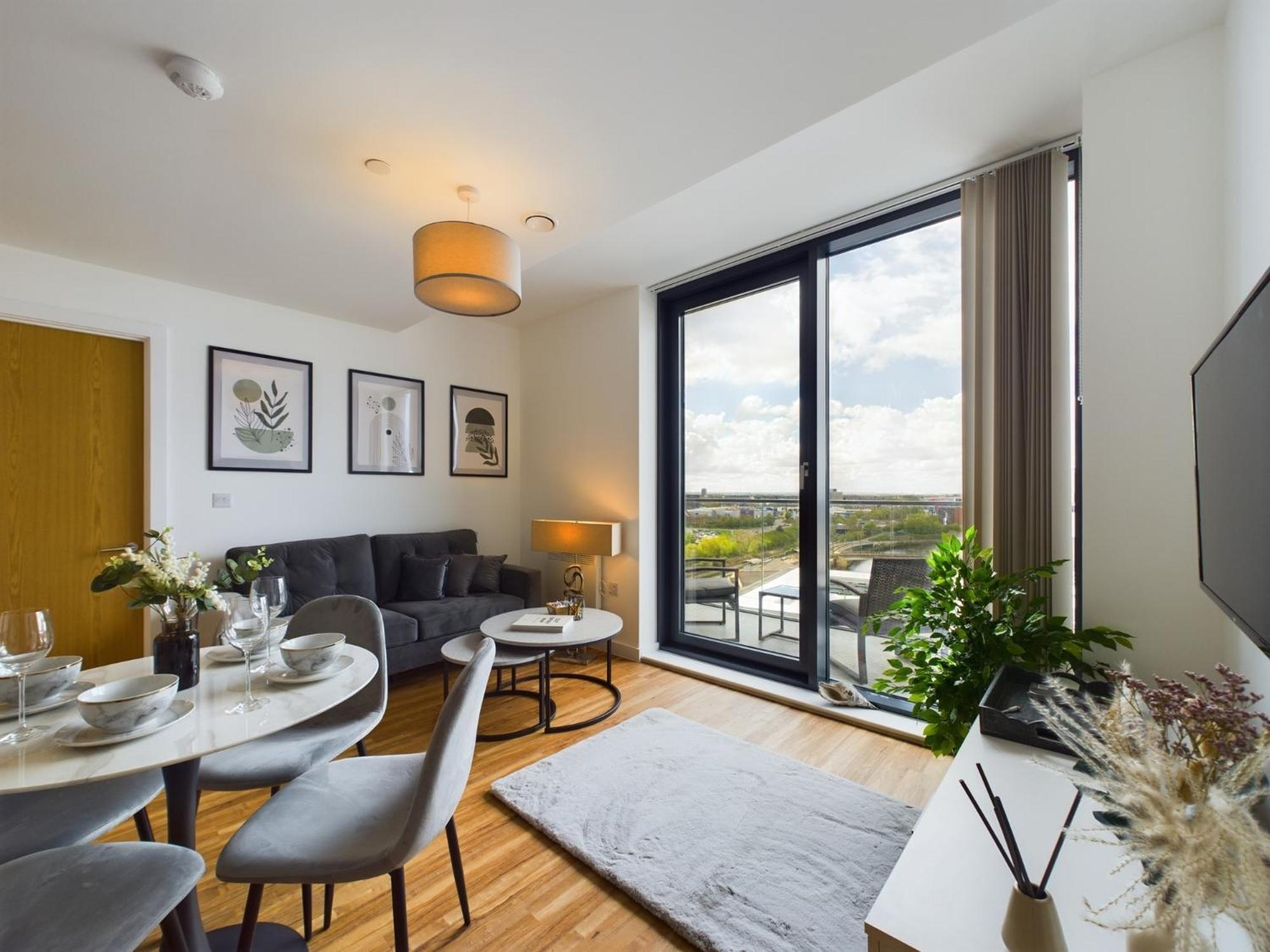 New! 2 Bedroom Flat In Waters By With Us, Perfect For Families, Couples & Groups, Free Private Parking! Apartment *