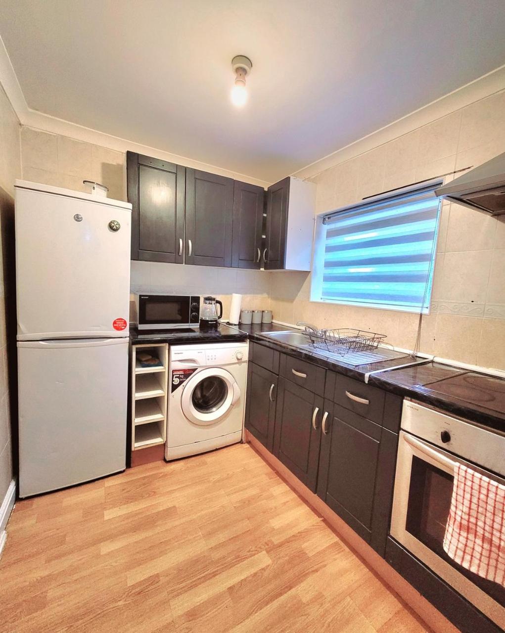 Charming Near Centre By Etihad Coop Arena *