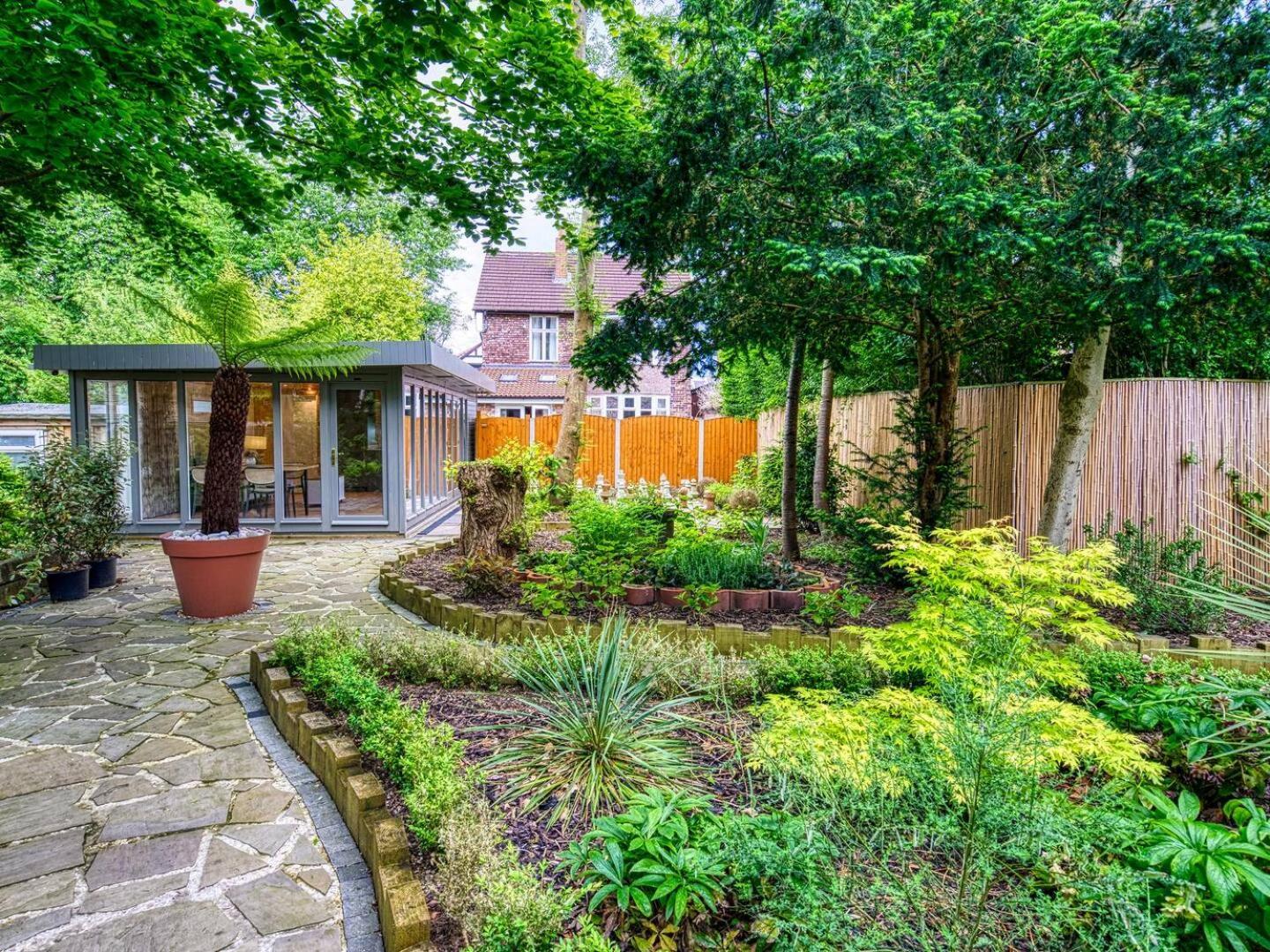 Garden In Hidden Oasis Pass The Keys Holiday home Manchester